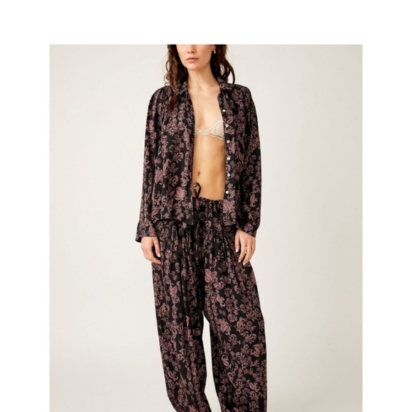 Listing Details
FREE PEOPLE Steady Love PJ Set /
Black - Picture 1 of 9